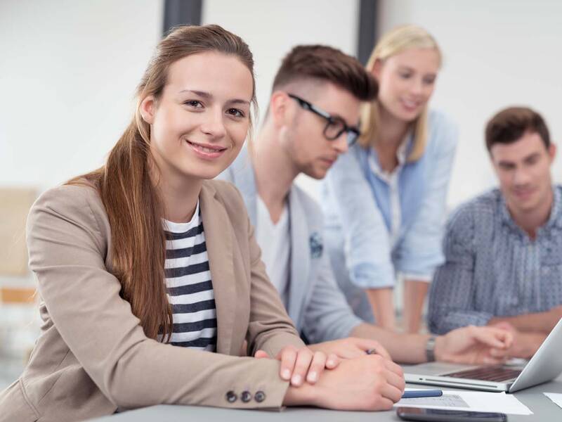 Zufriedene Verwaltungsmitarbeiter arbeiten im Team.