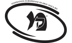 Das Logo zeigt eine Ellipse mit den hebräischen Buchstaben für Krav Maga.